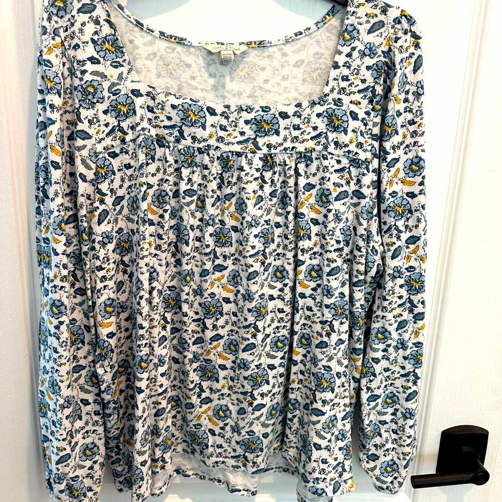 Long sleeve, square neck top